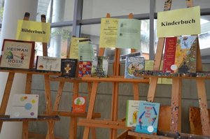 Im Foyer der Stuttgarter Fachschule sind aktuelle Bücher auf Staffeleien ausgestellt. Die Schüler können darüber abstimmen, welche Autoren den Jugendliteraturpreis erhalten sollen.