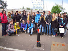 Klassenfoto der Stuttgarter Fachschule für Sozialpädagogik während der Studienfahrt nach Cardiff in England.