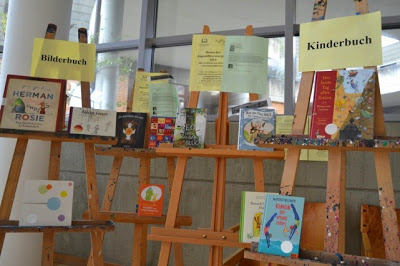 Im Foyer der Stuttgarter Fachschule sind aktuelle Bücher auf Staffeleien ausgestellt. Die Schüler können darüber abstimmen, welche Autoren den Jugendliteraturpreis erhalten sollen.